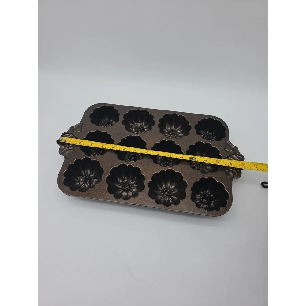 Nordic Ware Pumpkin Patch Muffin Pan 6 Cup, 1.5L, 12 Pumpkins, Non-stick Pan